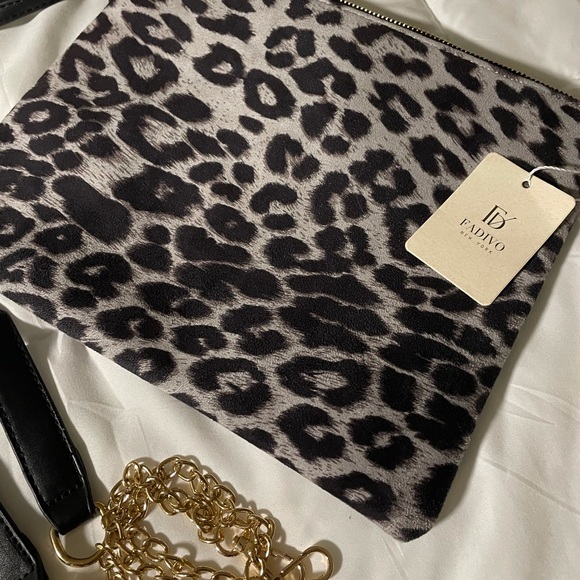 ๐ Boutique wristlet with chain - Picture 5 of 5